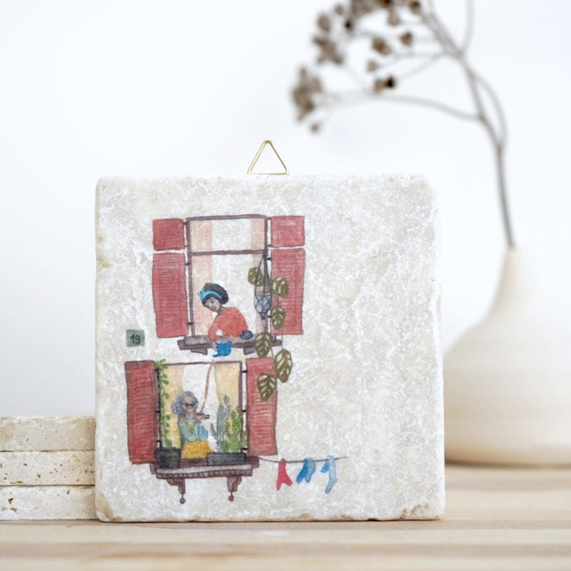 Steinfliese Damen am Fenster