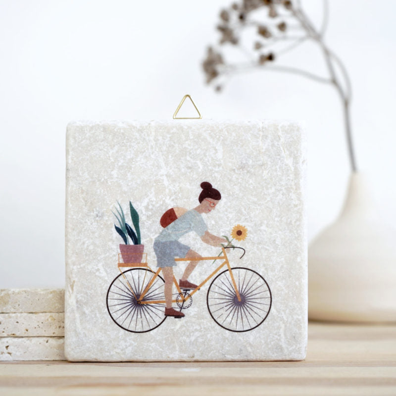 Steinfliese Radlerin Blumen