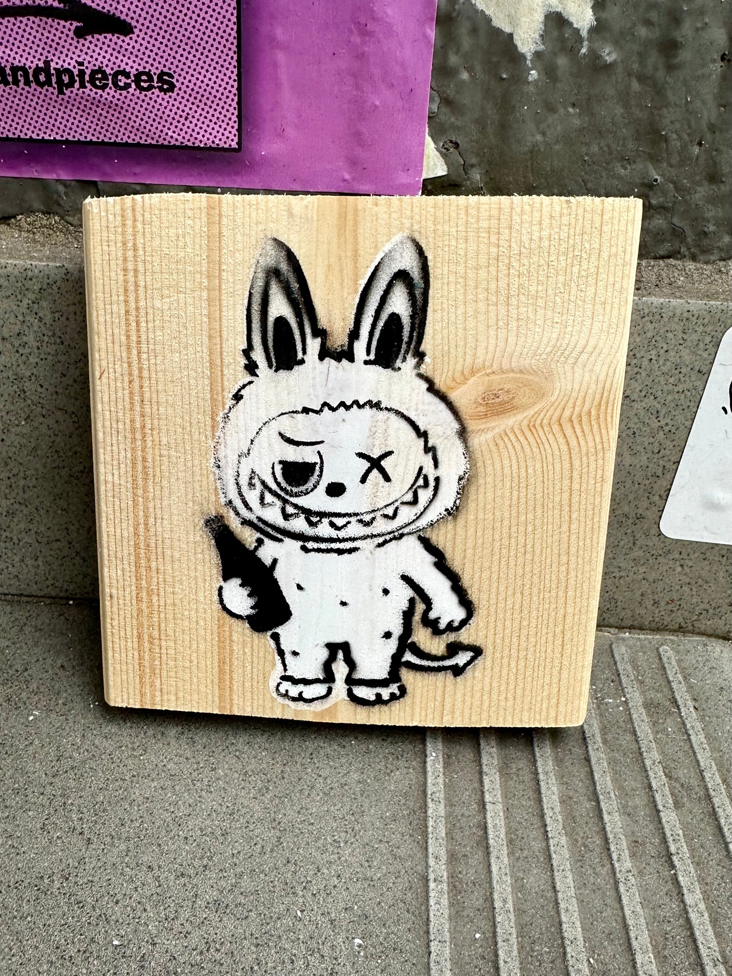 Bad Labubu - Holzaufhänger Dropix