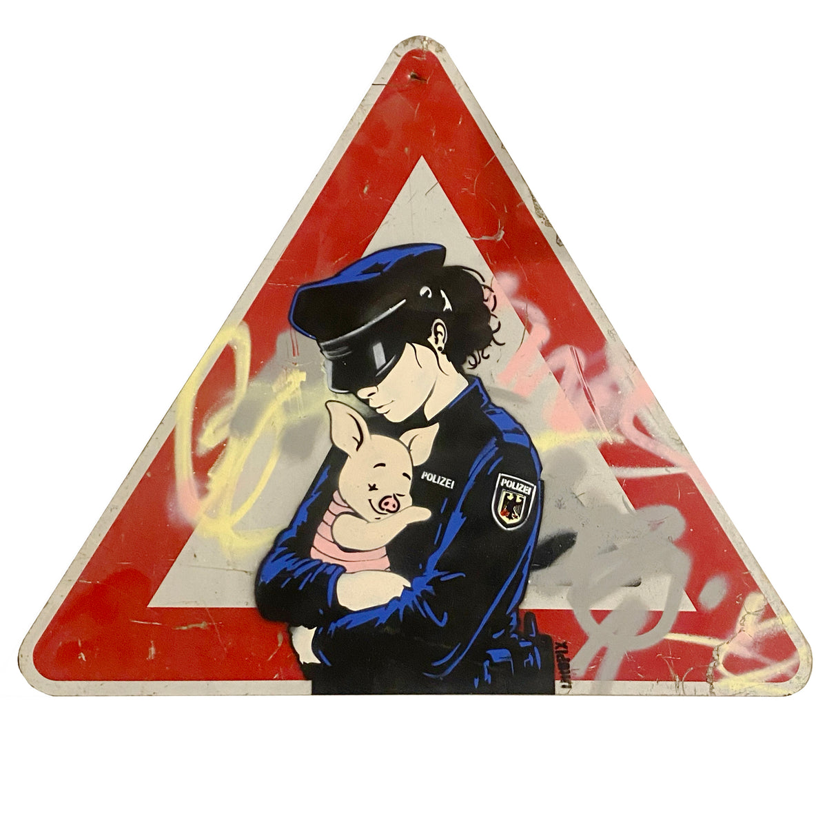 Dropix Street-Art auf dreieckigem Verkehrsschild: Polizist hält ein Ferkel, Sprayfarbenmotiv, 90 × 90 cm.