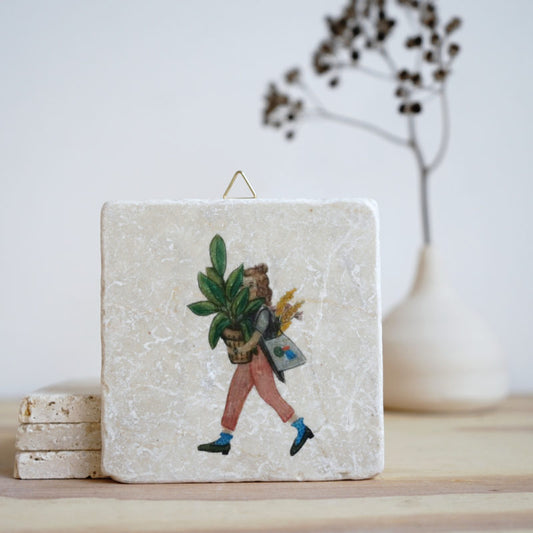 Steinfliese Dame mit Pflanze